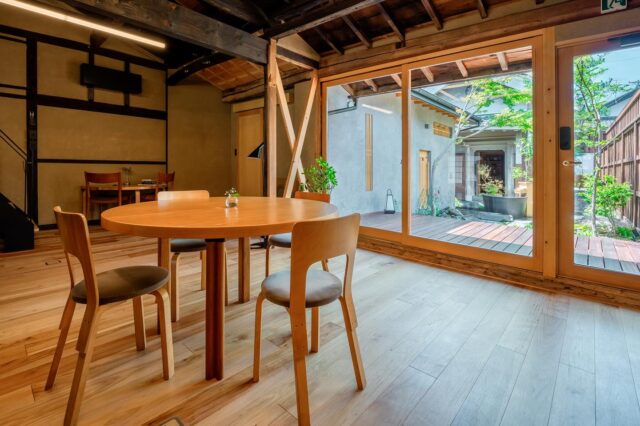 『24時間滞在プランのお知らせ』

上州屋に24時間滞在することができる、新しいご宿泊プランがスタートしました。

チェックアウトが15時のレイトチェックアウト。ご出発日の朝、時間に追われることなく、最後まで上州屋をお楽しみください。
朝サウナにゆっくり入り、海野宿を散策したり、図書室で読書をしたり。
時間の使い方は自由です。

以前より、サウナや図書館など楽しみが多くて一泊では時間が足りない、とのお声をいただいておりました。
「連泊する時間はないけど、もっと上州屋で過ごしたい」という想いにお応えした24時間滞在プラン。
現在は平日限定プランとなりますが、上州屋でゆっくりとしたご滞在をお楽しみください。

プロフィールのリンクから、ご予約お待ちしております。

ー

Stay 24 Hours at Joshuya – Now Available on Weekdays!
Enjoy a full 24-hour stay at Joshuya, a private guesthouse in historic Unno-juku.
With 3 PM late check-out, there's no need to rush—take your time with a morning sauna, explore the town, or relax with a book.

Many guests say one night isn’t enough—this new plan is the perfect way to make the most of your visit.
Weekdays only.
🔗 Book now via the link in our profile!

ー

#長野県
#東御市
#海野宿
#一棟貸し宿
#古民家
#サウナ
#長野旅行
#japantourism
#nagano
#unnojuku
#HiddenJapan
#JapaneseTraditionalHouse