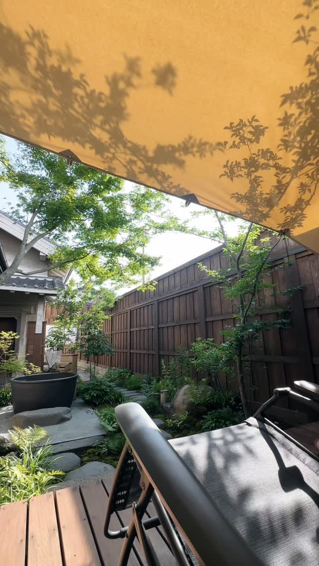 庭の苔が水を含んで青々と輝き、

風が爽やかに葉を揺らし、影がおどる。

言葉にできない「ほどける」を感じる。

上州屋は15時からチェックインいただけます。
ご予定がなければお早目にお越しいただき、この時の流れをご体感ください。

--
ご予約は一休.com、Booking.comをご利用ください。